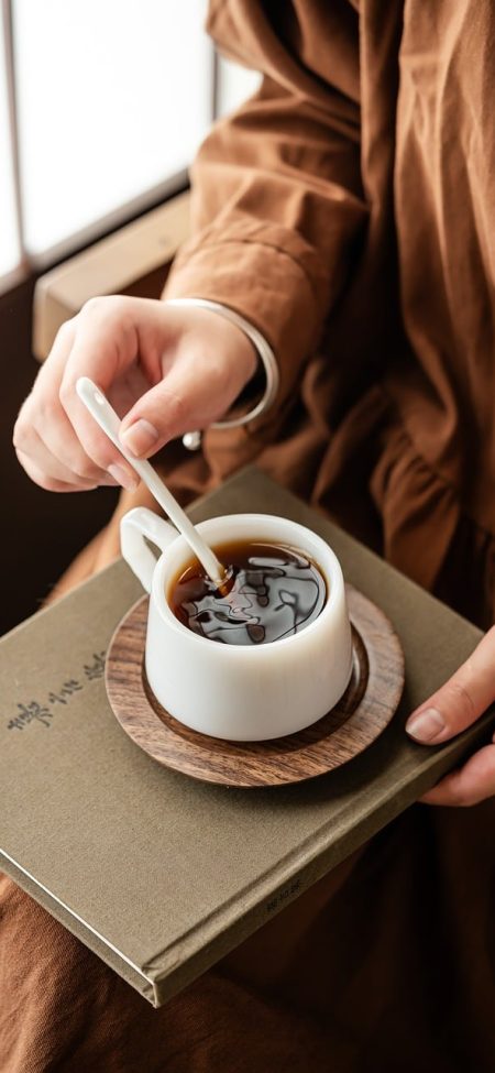 早春晴朗 小说 App 正文阅读界面，米黄纸色背景上排布着舒适字号的段落文字